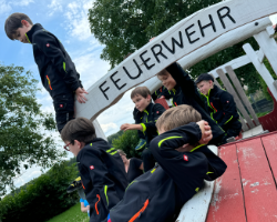 Spendenuebergabe an die Kinderfeuerwehr Oedenreuth durch den Spielzeugbasar Rosstal - Kinder auf dem Kinderspielplatz