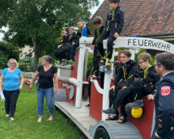Spendenuebergabe an die Kinderfeuerwehr Oedenreuth durch den Spielzeugbasar Rosstal - Kinder auf dem Spielgeraete-Feuerwehrauto