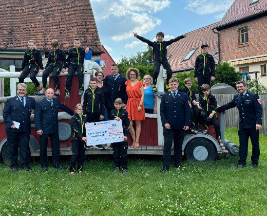 Spendenuebergabe an die Kinderfeuerwehr Oedenreuth durch den Spielzeugbasar Rosstal - Gruppenbild mit den Spendengebern, Kinderfeuerwehr und aktiven der Wehr