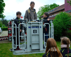 kinderflamme kinderfeuerwehr oedenreuth fahrt mit der drehleiter