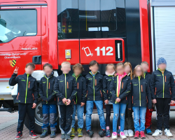 kinderflamme kinderfeuerwehr oedenreuth vor feuerwehrauto