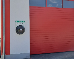 Automatisierter Externer Defibrillator (AED) am Feuerwehrhaus Oedenreuth